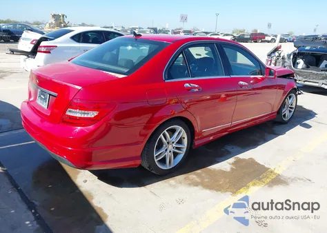 2013 Mercedes-Benz C 250 Sport z USA, uszkodzony, nr VIN WDDGF4HB2DR251913